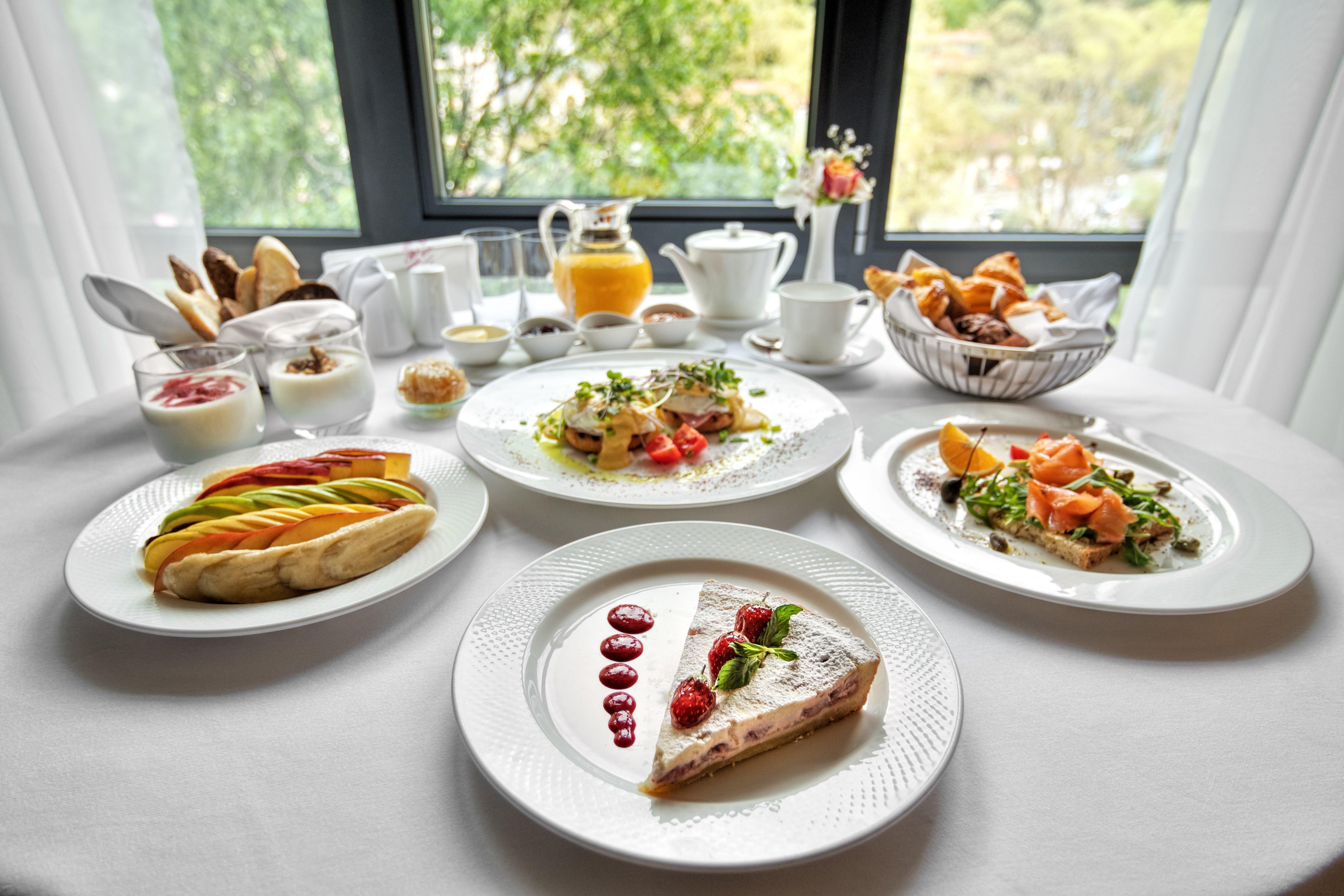 Crowne Plaza - Borjomi By Ihg Hotel Ngoại thất bức ảnh A breakfast buffet
