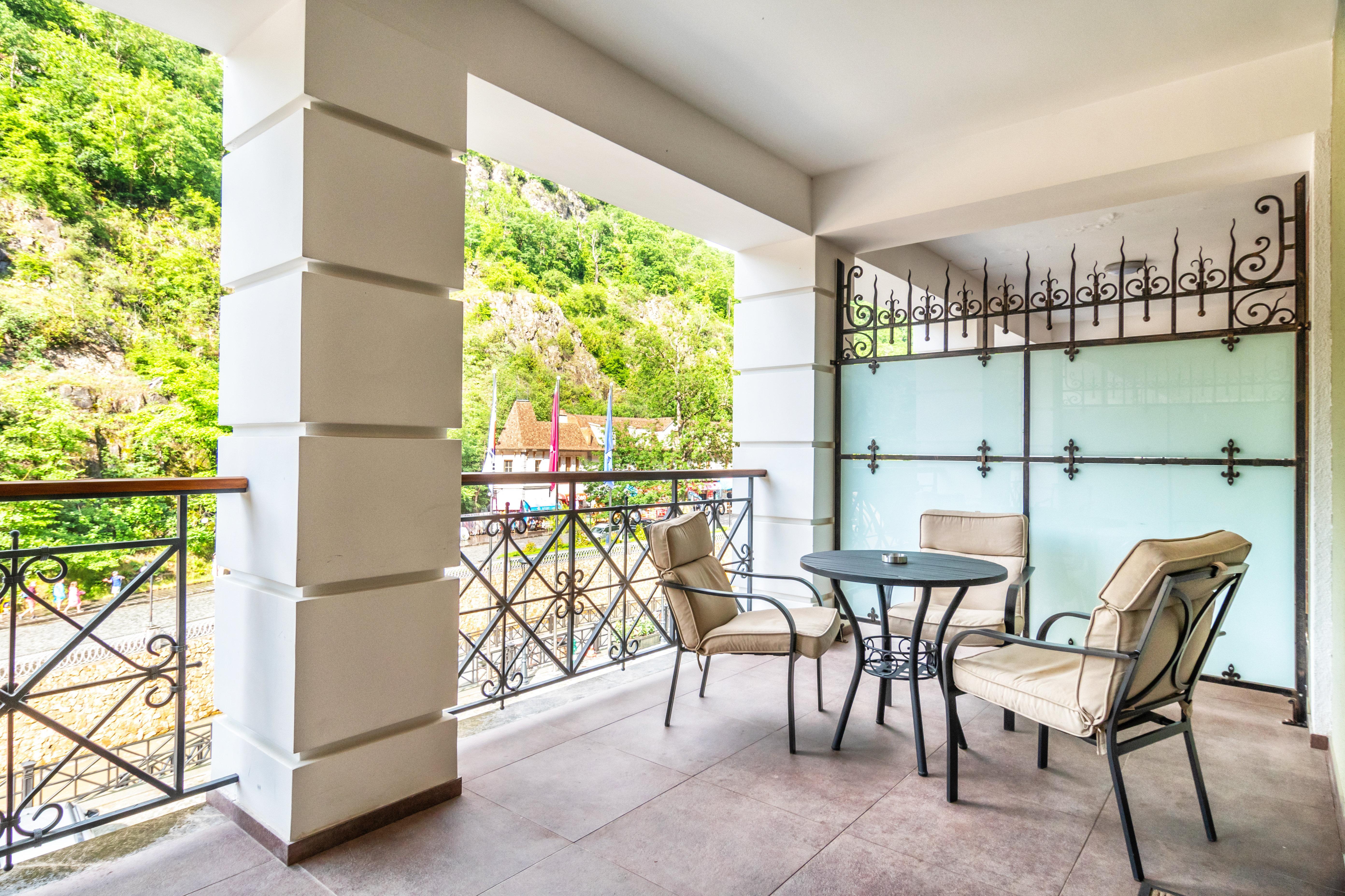 Crowne Plaza - Borjomi By Ihg Hotel Ngoại thất bức ảnh A balcony