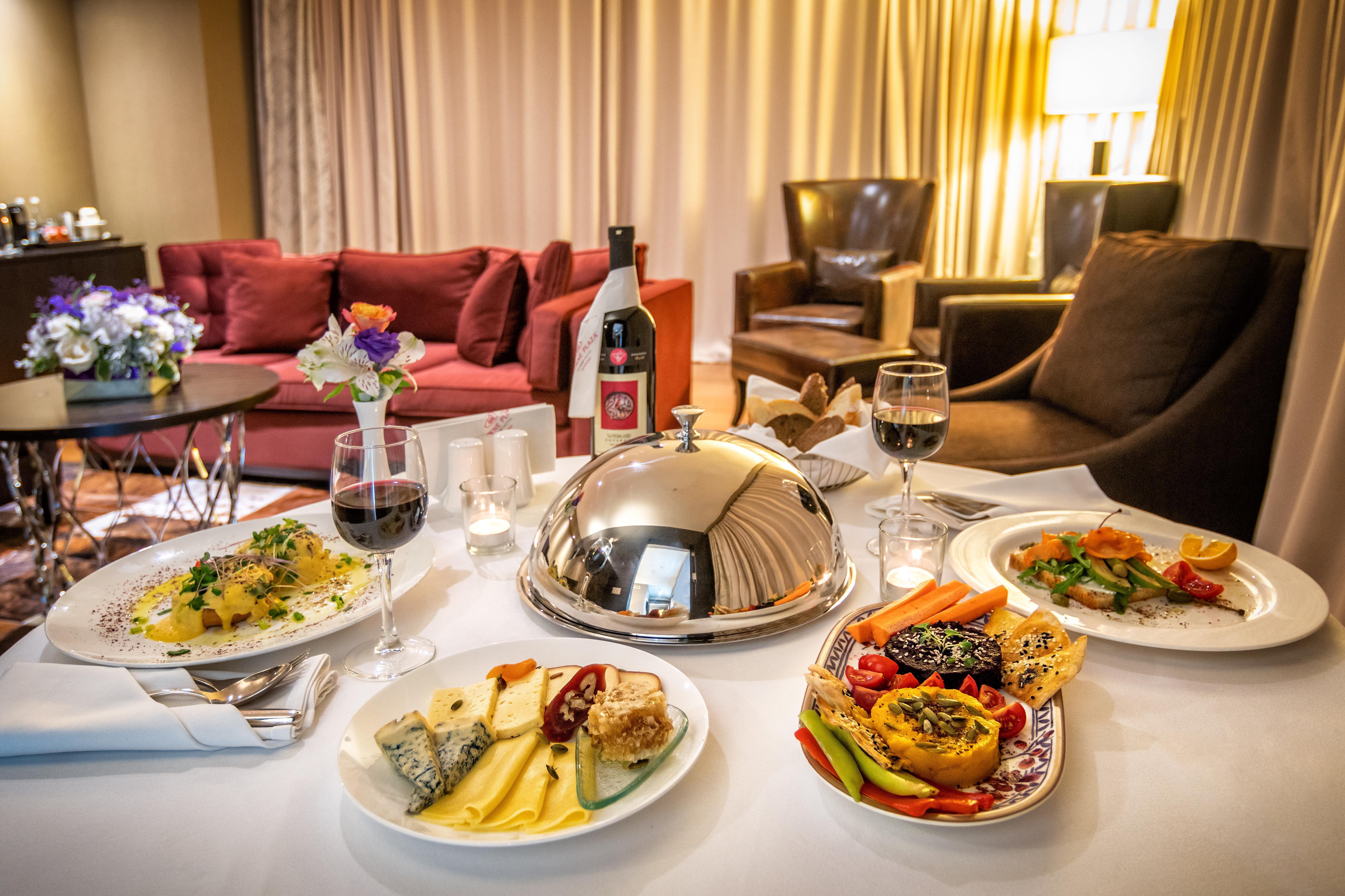 Crowne Plaza - Borjomi By Ihg Hotel Ngoại thất bức ảnh In-room dining at the Mandarin Oriental, Munich