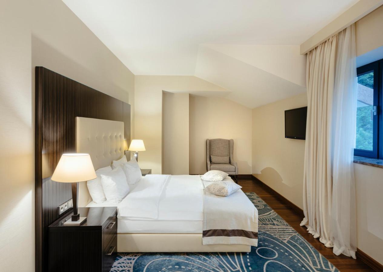 Crowne Plaza - Borjomi By Ihg Hotel Ngoại thất bức ảnh A bedroom at the hotel