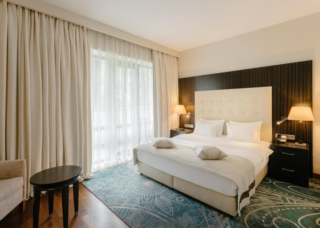 Crowne Plaza - Borjomi By Ihg Hotel Ngoại thất bức ảnh A bedroom at the hotel
