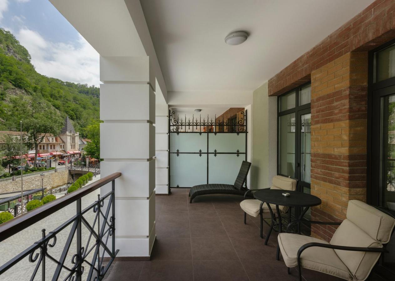 Crowne Plaza - Borjomi By Ihg Hotel Ngoại thất bức ảnh A balcony