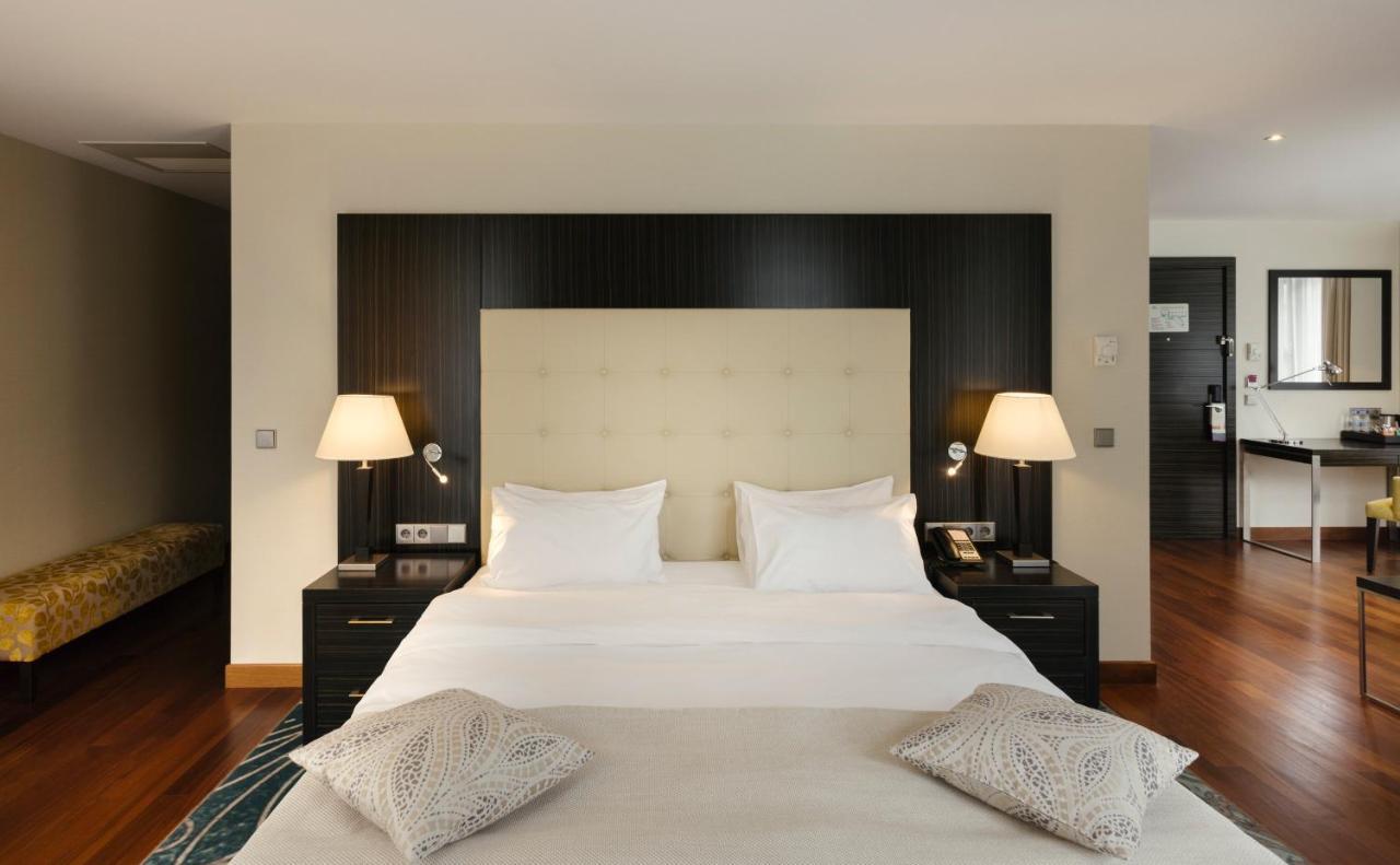 Crowne Plaza - Borjomi By Ihg Hotel Ngoại thất bức ảnh A bedroom at the hotel