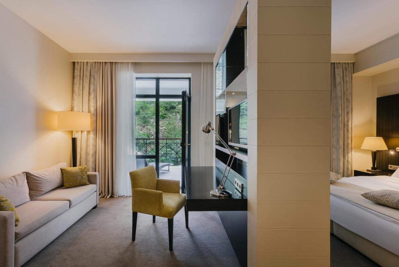 Crowne Plaza - Borjomi By Ihg Hotel Ngoại thất bức ảnh A room at the Hotel de la Paix