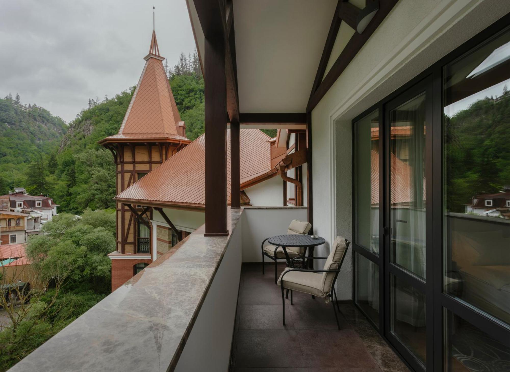 Crowne Plaza - Borjomi By Ihg Hotel Ngoại thất bức ảnh A balcony
